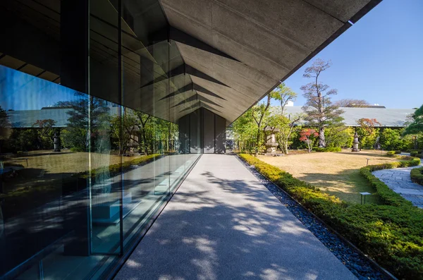 Exteriér nezu muzeum s japonskou zahradou — Stock fotografie