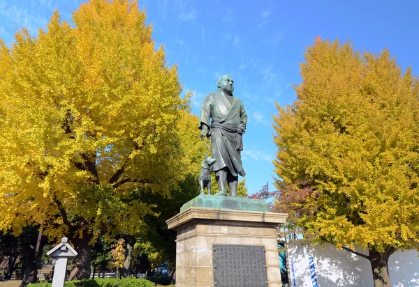 TOKIO-22 de noviembre: Estatua de Saigo Takamori en el parque de Ueno en Tokio, J — Foto de Stock