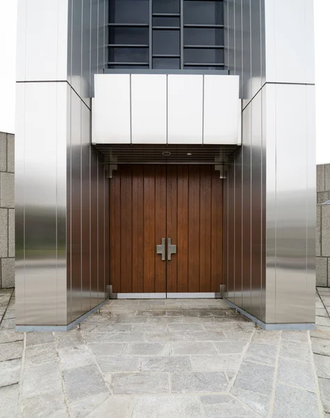 モダンな建物の木製のドア — ストック写真