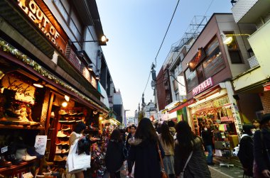 Tokyo - Kasım 24: insanlar, çoğunlukla gençler, takeshi yürümek