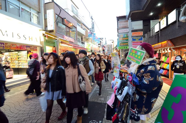 Tokyo - 24. nov: Menschen, meist Jugendliche, gehen durch takeshi — Stockfoto