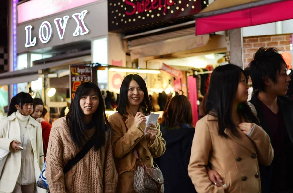 Tokyo, japan - 24.nov: Menschenmenge in der takeshita street harajuku, toky — Stockfoto
