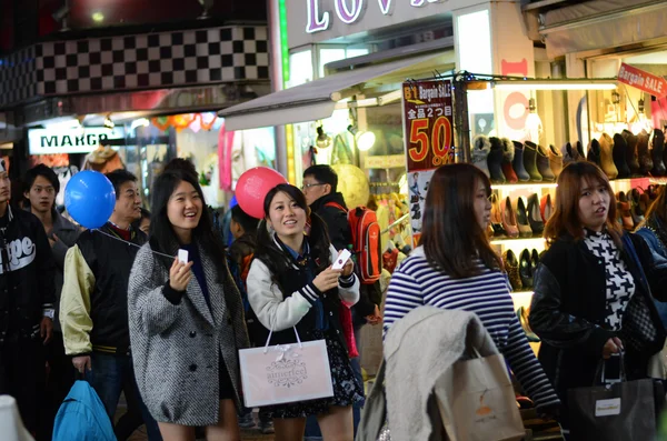 Tokyo, Japán - nov 24: tömeg takeshita utcai harajuku — Stock Fotó