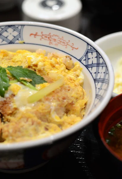 Close up van katsudon varkensvlees kotelet met gebakken ei op rijst — Stockfoto