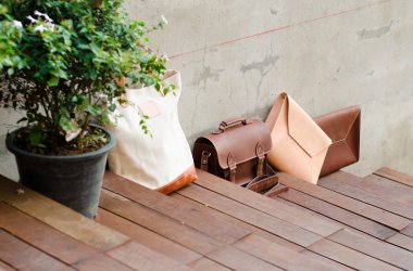 ahşap adım kattaki moda deri çanta