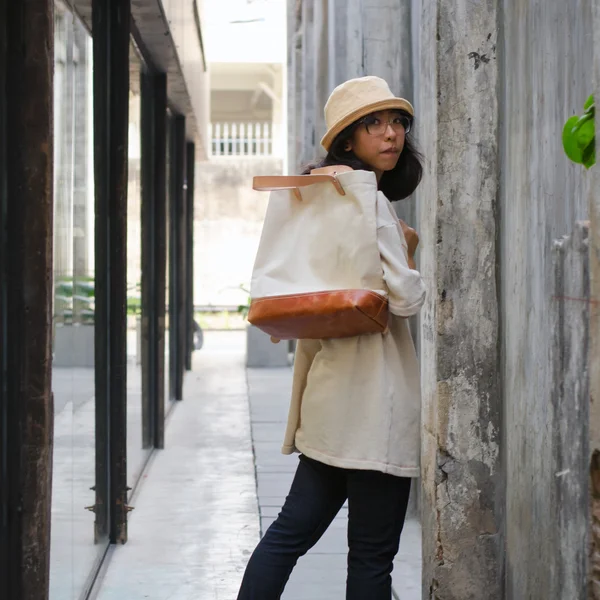 Junge Frau mit einer Stofftasche — Stockfoto