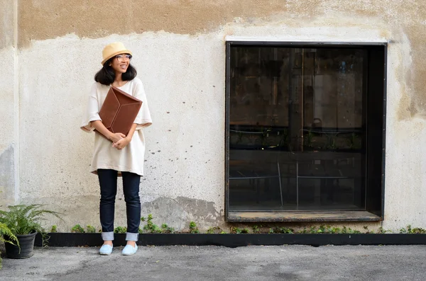 Portrait of young woman with a leather handbag — ストック写真