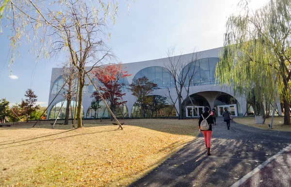 多摩美术大学图书馆，东京，日本 — 图库照片