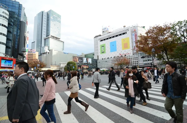 Tokyo - 28 november: menigte van mensen het oversteken van het centrum van shibuya — Stockfoto