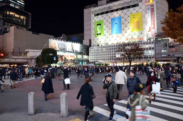 Tokio - 28 listopada: pieszych na skrzyżowaniu słynnej dzielnicy shibuya — Zdjęcie stockowe