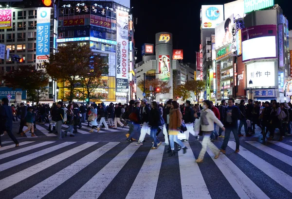 Tokio - 28. listopadu: chodce na slavném přechodu shibuya — Stock fotografie