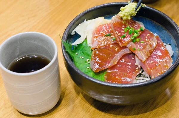 Japanse keuken, rauwe tonijn op rijst — Stockfoto