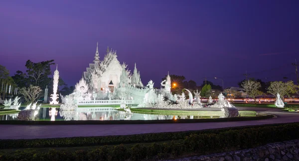 Templo branco ou Wat Rong Khun no crepúsculo em Chiangrai — Fotografia de Stock