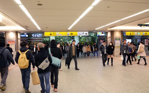 Yokohama, Japão - 27 de novembro: pessoas que cruzam a estação de trem em Yokohama — Fotografia de Stock