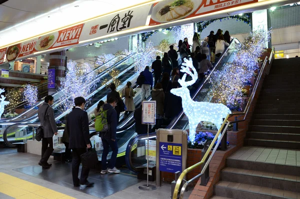Yokohama, japan - 27. November: Menschen, die den Bahnhof in yokohama überqueren — Stockfoto