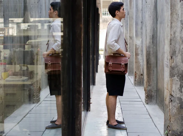Homem atraente com saco de couro — Fotografia de Stock