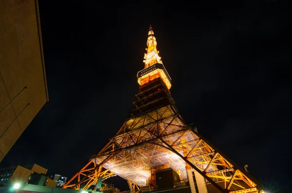 Wurmperspektive des Tokyoturms bei Nacht — Stockfoto