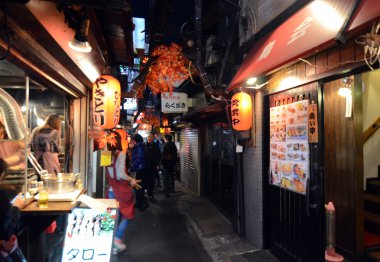 Tokyo, Japonya - 23 Kasım: yaya cadde bilinen dar yakatori sokak (omoide yokocho)