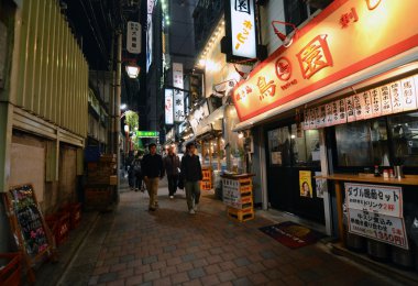Tokyo, Japonya - 23 Kasım: yaya cadde bilinen dar yakatori sokak (omoide yokocho)