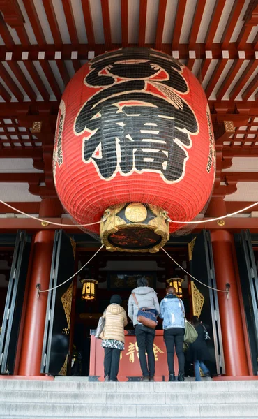 大红色的纸灯笼，在浅草寺寺-东京，日本 — 图库照片