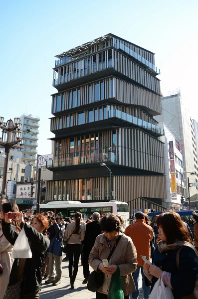 东京-11 月 21： 不明的旅游者参观了浅草文化旅游中心 — 图库照片
