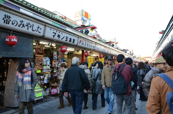 ТОКИО, Япония - НОВ 21: Торговая улица Накамисе в Асакусе, Токио — стоковое фото