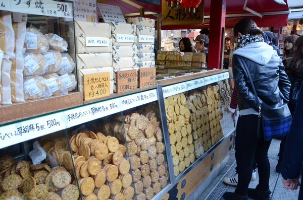 TOKIO, JAPÓN - 21 NOV: Calle comercial Nakamise en Asakusa, Tokio —  Fotos de Stock