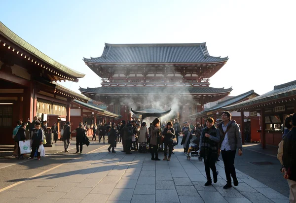 TOKYO, GIAPPONE - NOV 21: I buddisti si riuniscono attorno a un fuoco per accendere incenso e pregare al Tempio Sensoji — Foto Stock