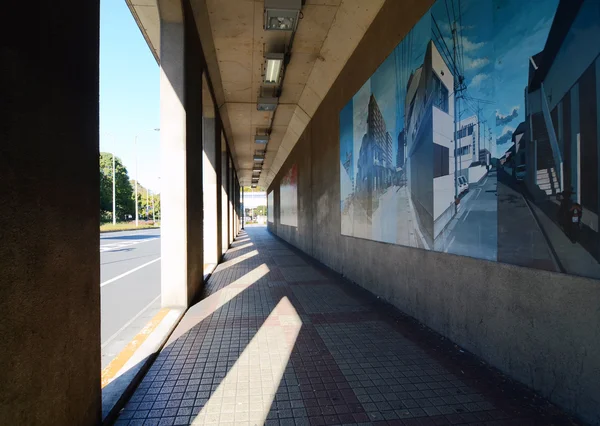 Tunnel d'art urbain avec le personne — Photo