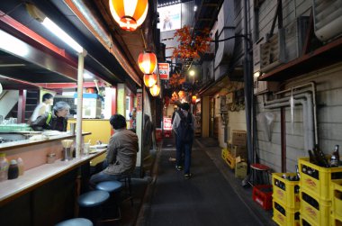 Tokyo, Japonya - 23 Kasım: yaya cadde bilinen dar yakatori sokak (omoide yokocho)