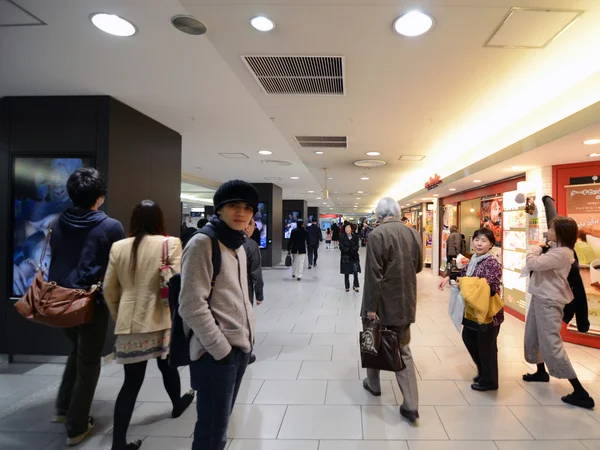 Tokyo -nov 23: emberek séta, Sindzsuku pályaudvar — Stock Fotó