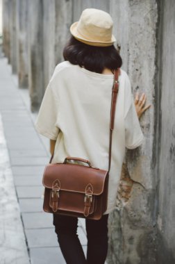 Deri çanta alleyway at ile kız moda