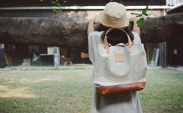 Mujer joven con una bolsa de lona —  Fotos de Stock