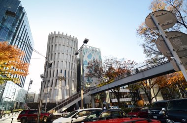 Tokyo - Kasım 24: sokakta omotesando fütüristik mimarisi