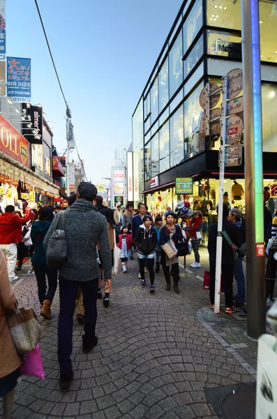 TOKYO - NOV 24: As pessoas, principalmente jovens, caminham através de Takeshita Dori perto da estação ferroviária de Harajuku — Fotografia de Stock