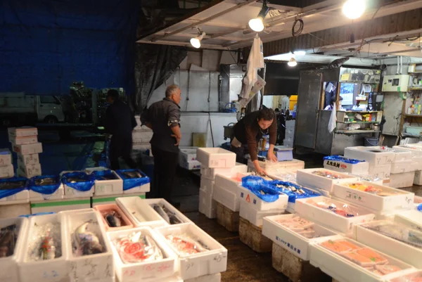TOKIO - 26 NOV: Vendedores de mariscos en Tsukiji Venta al por mayor de mariscos —  Fotos de Stock