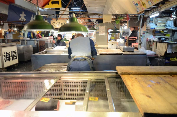 ТОКИО - НОВ 26: Торговцы морепродуктами в Цукидзи оптовой морепродуктами — стоковое фото