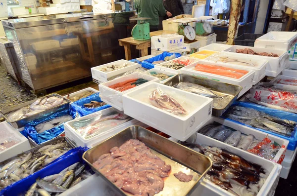 TOKIO - 26 NOV: Vendedores de mariscos en Tsukiji Venta al por mayor de mariscos —  Fotos de Stock