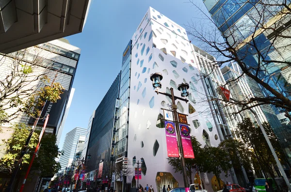 GINZA, JAPÃO - NOV 26: Edifício moderno na área de Ginza em Tóquio — Fotografia de Stock