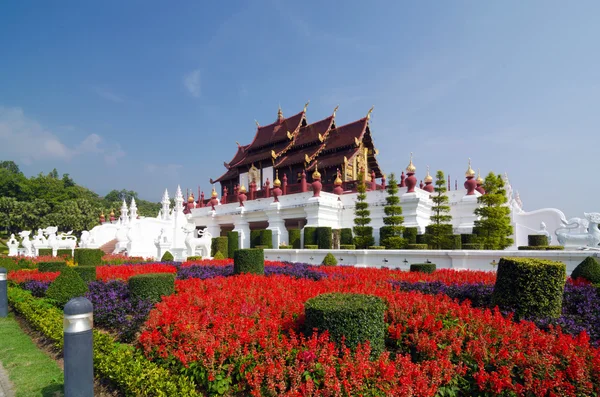 Traditionelle thailändische Architektur im Lanna-Stil — Stockfoto