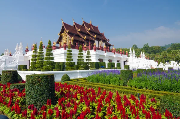 Traditionelle thailändische Architektur im Lanna-Stil, königlicher Pavillon — Stockfoto