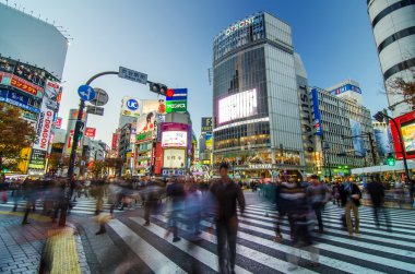 Tokyo - 28 Kasım: yayalar, shibuy ünlü geçiş