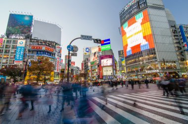 Tokyo - 28 Kasım: yayalar, shibuy ünlü geçiş