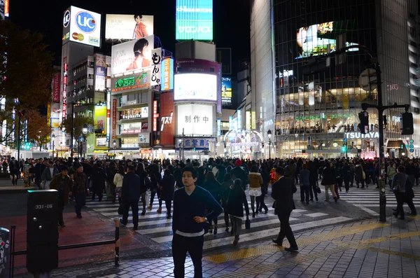 Tokio - 28. listopadu: chodce na slavném přechodu shibuy — Stock fotografie