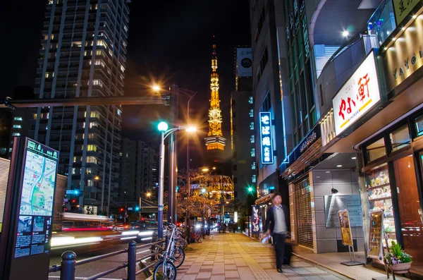TOKYO, GIAPPONE - 28 NOVEMBRE: Veduta della strada trafficata di notte con To — Foto Stock