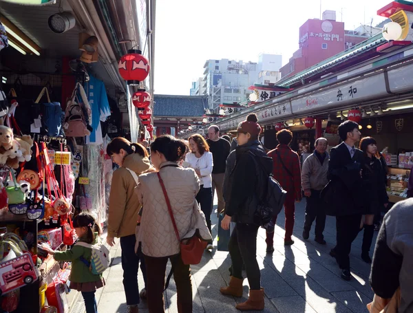 TOKIO, JAPÓN - 21 NOV: Calle comercial Nakamise en Asakusa, Tokio — Foto de Stock