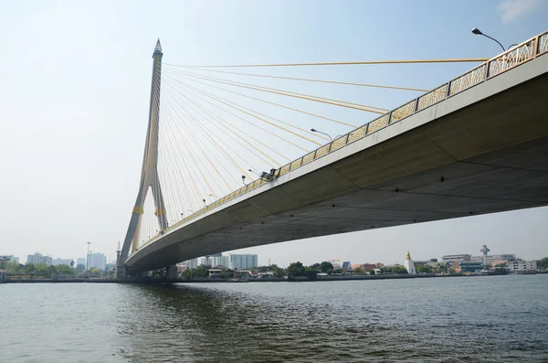 Puente Rama VIII sobre el río Chao Praya en Bangkok, Tailandia . — Foto de Stock