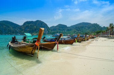 phi phi Island leh uzun kuyruk tekneler