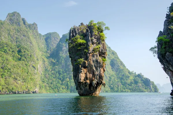 Остров в Пхукете, Таиланд. Геологический рок острова Джеймс Бонд — стоковое фото