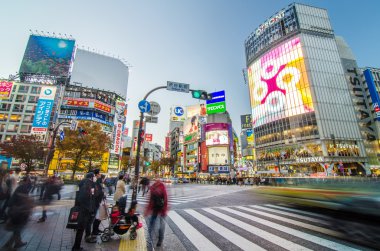 Tokyo - 28 Kasım: yayalar, shibuya bölgesi ünlü geçiş